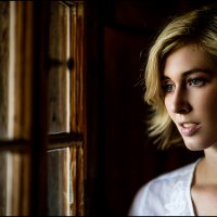 Am Fenster im alten Bauernhaus